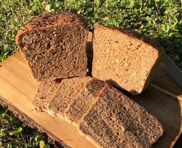 Lupinenmehl-Brot mit Springkrautsamen - Abenteuer am Wegesrand